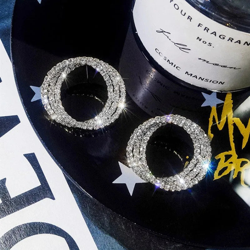 Anel Geométrico com Zircônia — Estilo Clássico e Brilho Incomparável