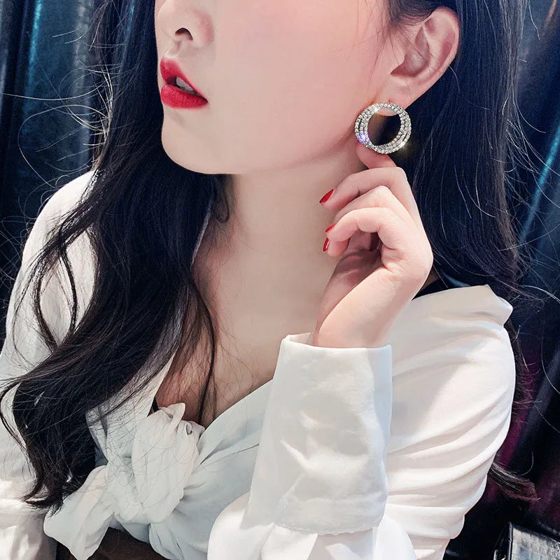 Anel Geométrico com Zircônia — Estilo Clássico e Brilho Incomparável